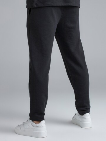 Tapered Pantaloni di SikSilk in nero
