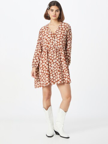 Robe-chemise Monki en marron : devant