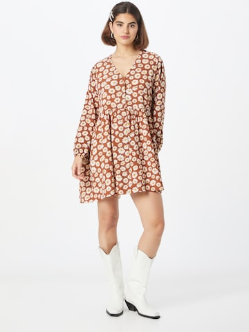 Monki - Vestido camisero en marrón: frente