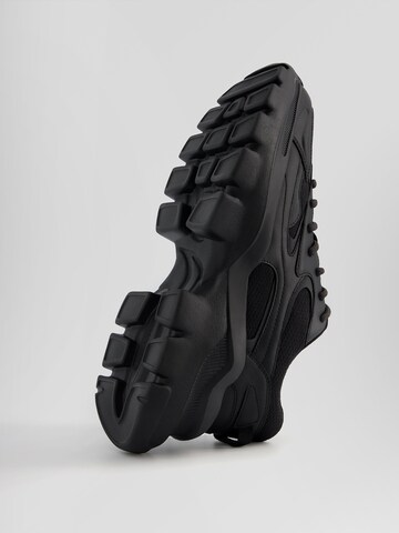 Sneaker low de la Bershka pe negru
