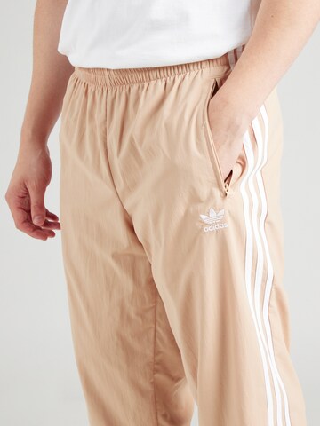 ADIDAS ORIGINALS - Tapered Pantalón 'Adicolor Firebird' en beige