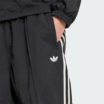 ADIDAS ORIGINALS - Loosefit Pantalón 'Britcore' en negro
