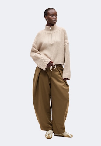 Pull&Bear Barrel Pleat-Front Pants in Beige: side