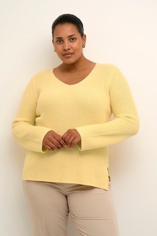 Pull-over KAFFE CURVE en jaune : devant