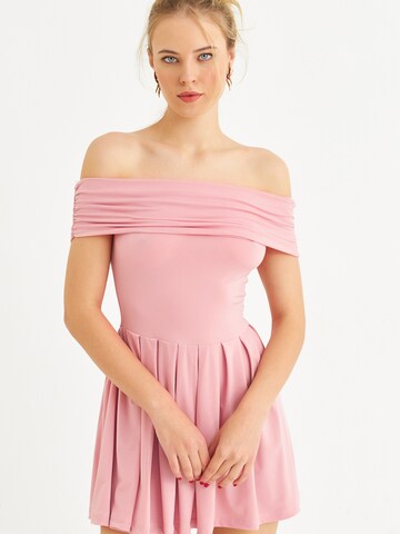 Cool & Sexy Mekko värissä vaaleanpunainen: etupuoli