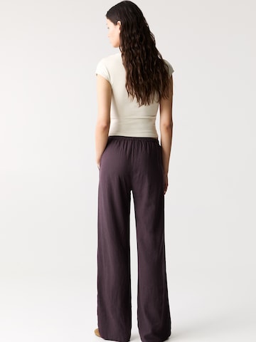Pull&Bear Loosefit Housut värissä punainen
