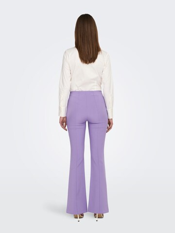 Flared Pantaloni con piega frontale 'ASTRID' di ONLY in lilla