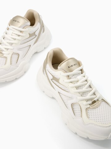 Baskets basses Bershka en blanc