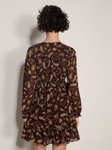 Apricot Kleid in Schwarz