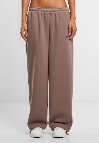 Karl Kani Loose fit Trousers in Brown: front