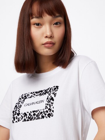 T-shirt Calvin Klein en blanc