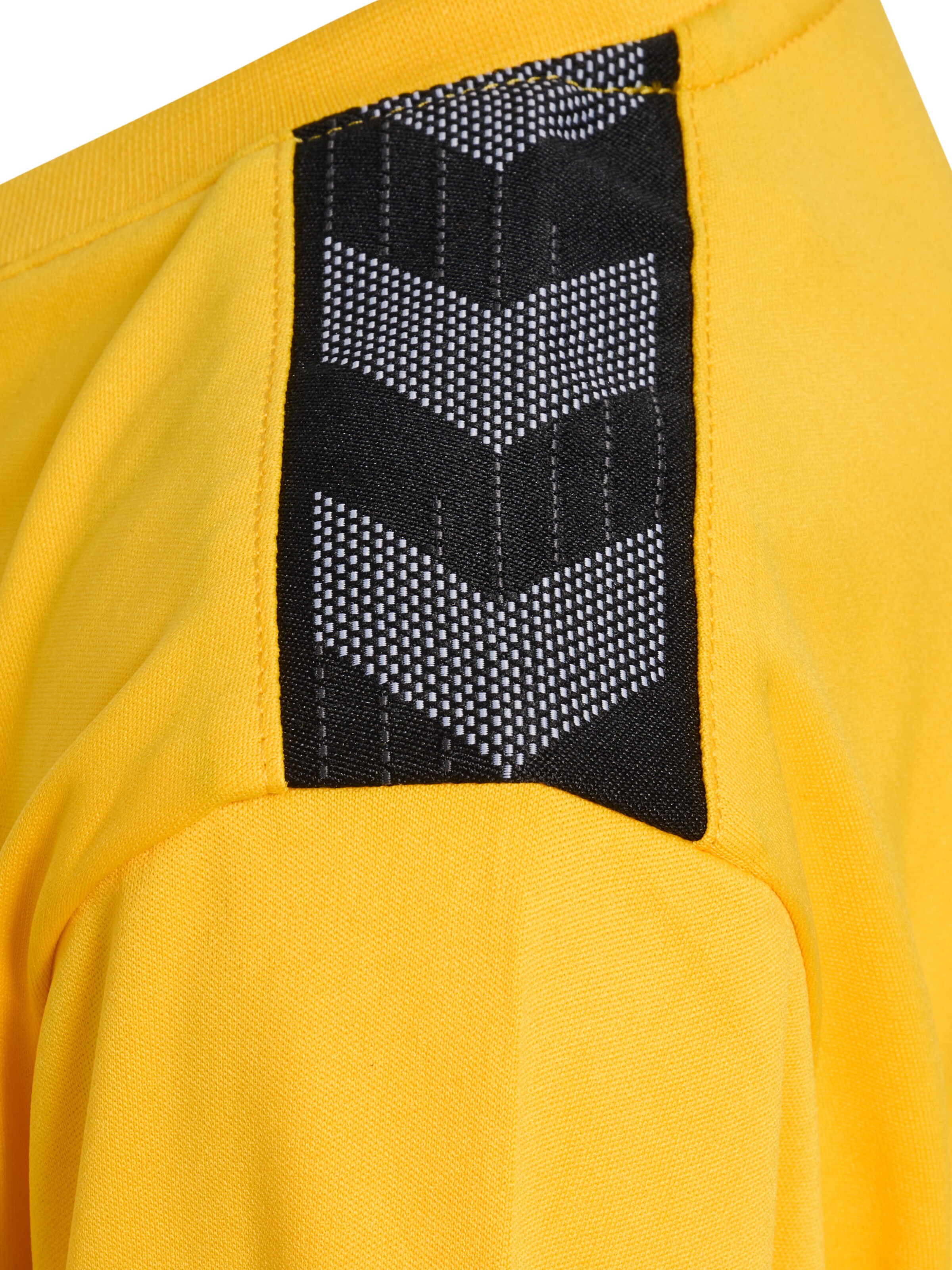 T-Shirt fonctionnel 'Authentic' Hummel en jaune