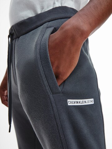 Calvin Klein Jeans Tapered Hose in Grau