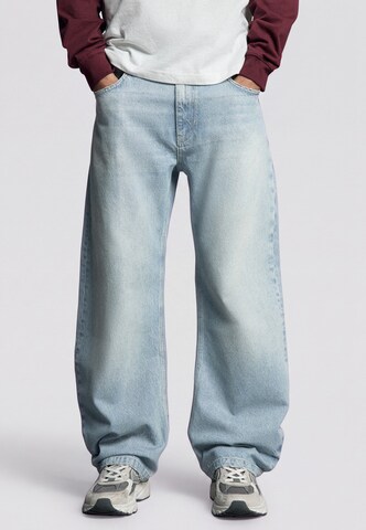 Barrel Jeans de la Bershka pe albastru