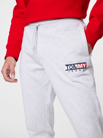 Tapered Pantaloni de la Tommy Jeans pe gri