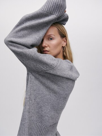 ABOUT YOU x Marie von Behrens Pullover 'Franka' in Grau