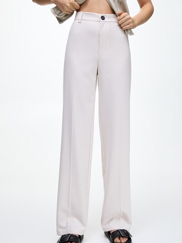 Regular Pantalon à plis Pull&Bear en blanc : devant