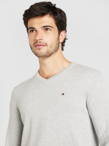 Pullover 'ESSENTIAL' di TOMMY HILFIGER in grigio