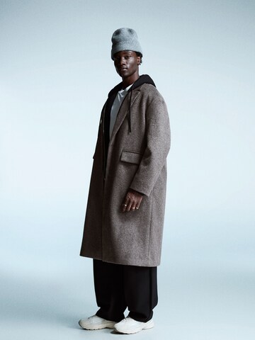 BershkaPrijelazni kaput - siva boja: prednji dio