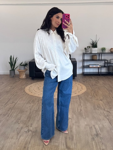 KAVAZI Paita 'SEQUINS' värissä valkoinen