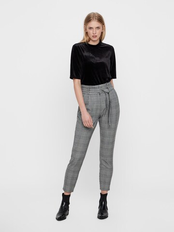 VERO MODA - Tapered Calças com pregas 'Eva' em cinzento