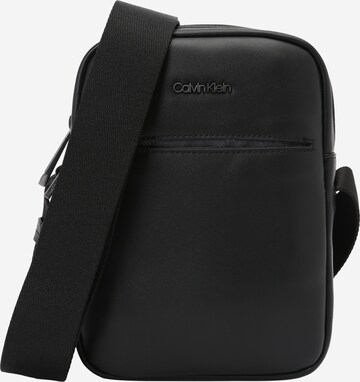Calvin Klein Чанта за през рамо тип преметка в черно: отпред