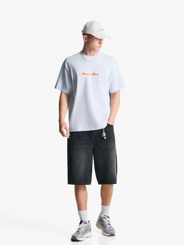 Tricou de la Bershka pe alb