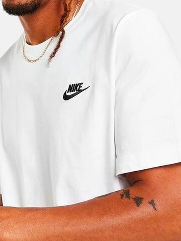 T-Shirt 'CLUB' Nike Sportswear en blanc