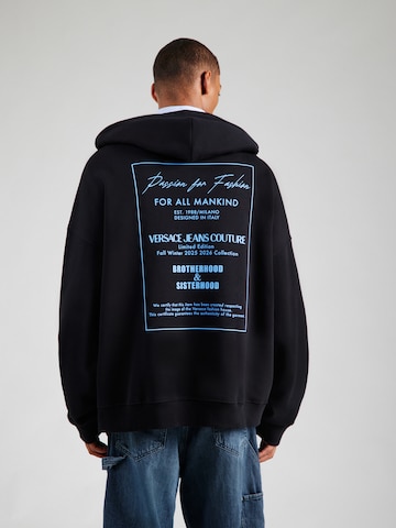 Bluză de molton de la Versace Jeans Couture pe negru: față