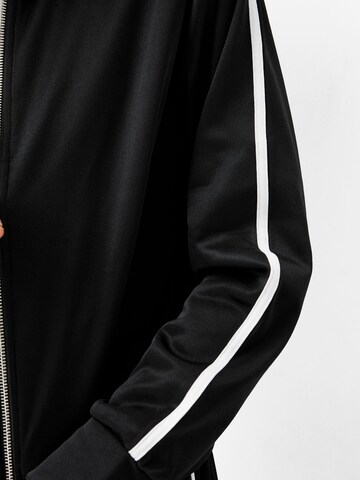 Hanorac de la Bershka pe negru