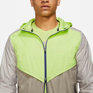 NIKE - Chaqueta deportiva en marrón