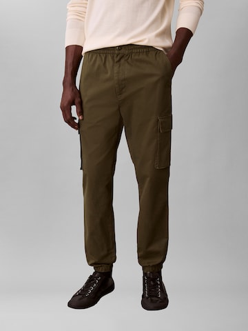 Calvin Klein Jeans Tapered Παντελόνι cargo σε πράσινο: μπροστά