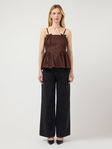 Top di YAS in marrone