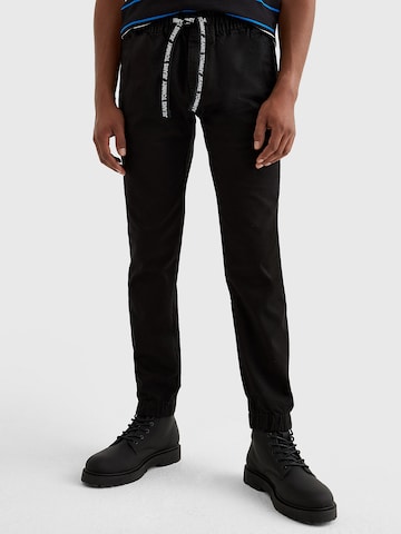 Tommy Jeans Tapered Pants 'Scanton' in Black: front