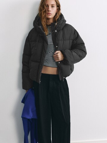 Pull&Bear Přechodná bunda – černá: přední strana