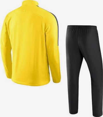 Completo per l'allenamento di NIKE in giallo