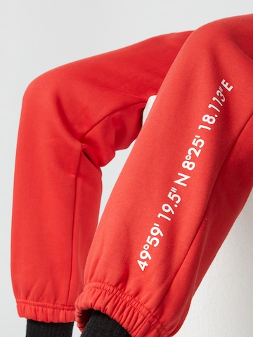 ABOUT YOU x Mero Loosefit Broek 'Code' in Rood