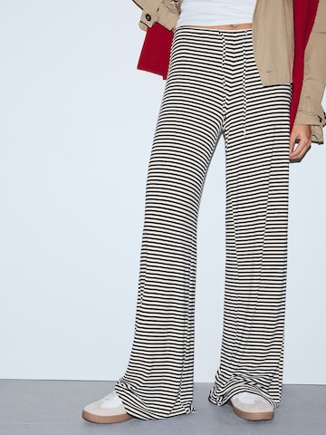 Wide leg Pantaloni di Bershka in blu: frontale