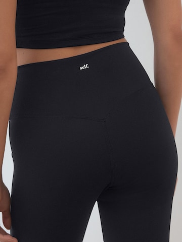 self. Skinny Shorts in Schwarz