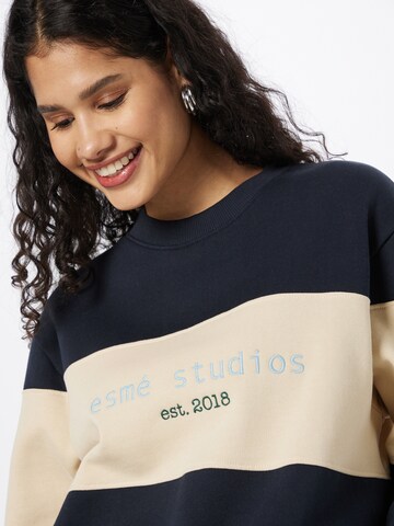 Esmé Studios Sweatshirt 'Madeline' in Blauw