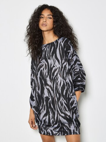 Robe Apricot en gris : devant