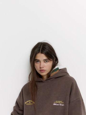 Pull&Bear Majica 'PACIFIC HOLIDAYS' | rjava barva