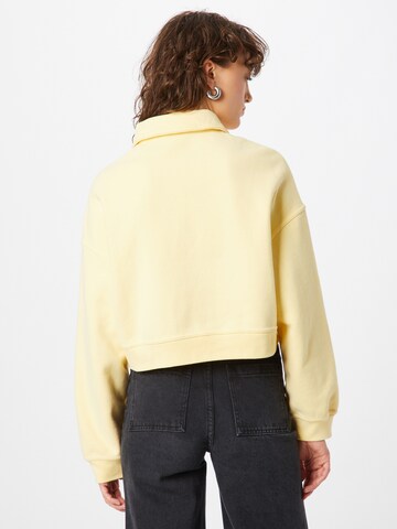 LEVI'S ® Sweatshirt 'Graphic Cropped Stevie' in Yellow