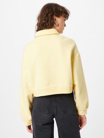 LEVI'S ® - Sweatshirt 'Graphic Cropped Stevie' em amarelo