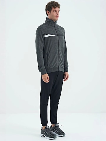 Completo per l'allenamento di Tommy Life in grigio