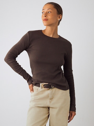 Honest Basics Shirt 'Long Rib'‌ in Braun