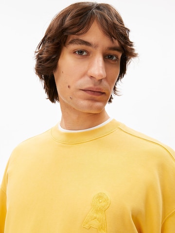 ARMEDANGELS Sweatshirt in Geel