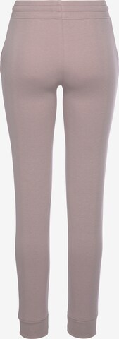 Coupe slim Pantalon BENCH en rose