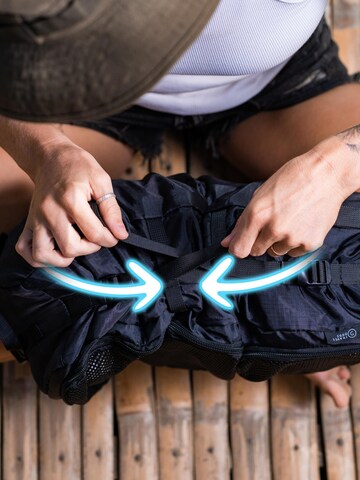 TRAVEL DUDE Reistas 'Hanging Packing Cube mit Kompression, Hängende Packwürfel für Rucksack und Koffer, Reise Regal in Schwarz' in Zwart