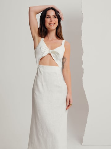 Robe 'Heidi' A LOT LESS en blanc